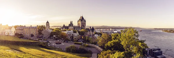 Castillo Frontenac en la Ciudad Vieja de Quebec en la hermosa luz del amanecer — Foto de Stock
