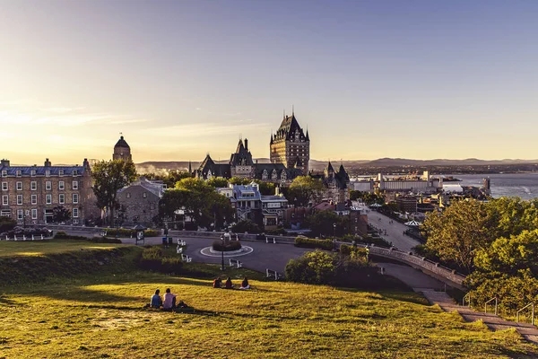 Frontenac slott i gamla Quebec City i vacker soluppgång ljuset — Stockfoto
