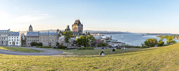 Castillo Frontenac en la Ciudad Vieja de Quebec en la hermosa luz del amanecer — Foto de Stock