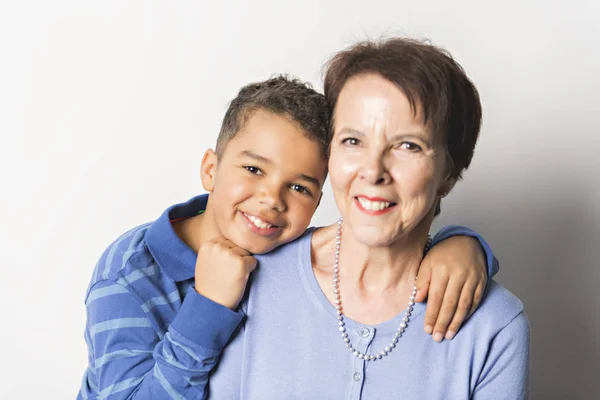 Schwarzer Junge mit Großmutter im Studio weißen Hintergrund — Stockfoto