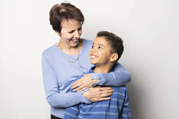Schwarzer Junge mit Großmutter im Studio weißen Hintergrund — Stockfoto