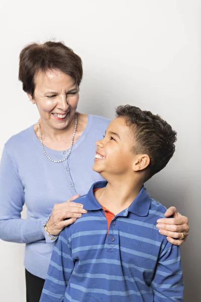 Negro chico con abuela en estudio blanco fondo —  Fotos de Stock