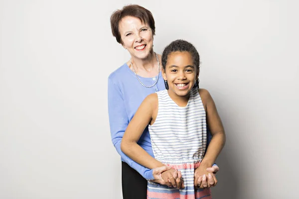 Fille noire enfant avec grand-mère en studio fond blanc — Photo