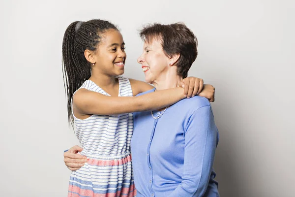 Fille noire enfant avec grand-mère en studio fond blanc — Photo