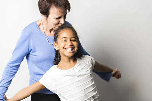 Fille noire enfant avec grand-mère en studio fond blanc — Photo