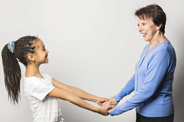 Fille noire enfant avec grand-mère en studio fond blanc — Photo