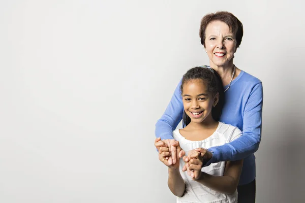Schwarzes Mädchen Kind mit Großmutter im Studio weißen Hintergrund — Stockfoto