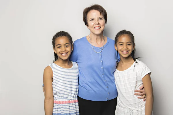 Schwarze Zwillingsmädchen Kind mit Großmutter im Studio weißen Hintergrund — Stockfoto