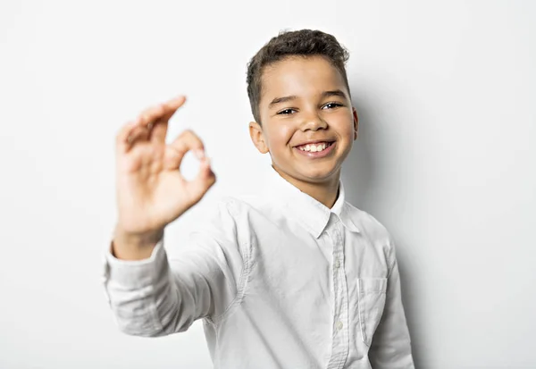 Svart pojke perfekt hand logga på studio vit bakgrund — Stockfoto