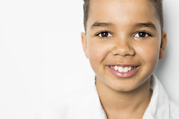 Afro americano retrato criança sobre branco fundo — Fotografia de Stock