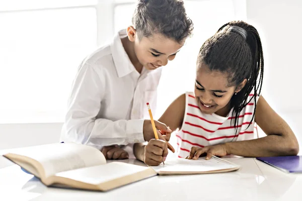 Дві чорні дитини роблять домашнє завдання вдома — стокове фото