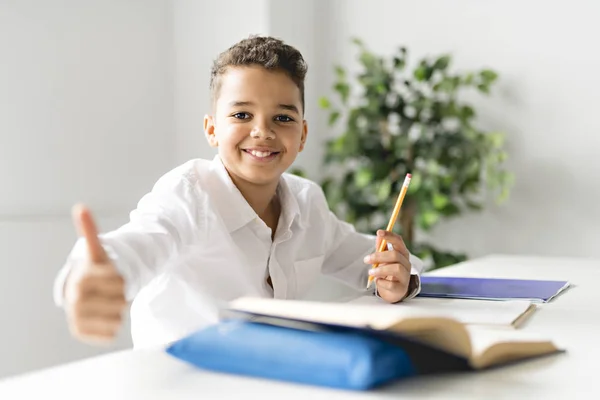 Ładny chłopiec czarny odrabiania lekcji w domu — Zdjęcie stockowe