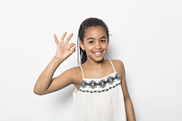 Черная девушка идеальный знак руки на студийном белом фоне — стоковое фото