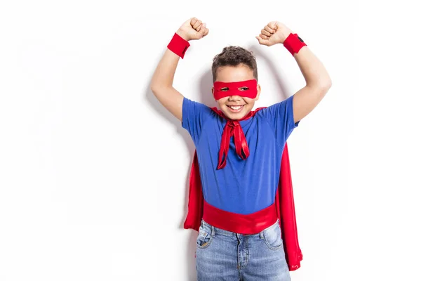 Портрет мальчика в костюме супергероя на сером фоне — стоковое фото