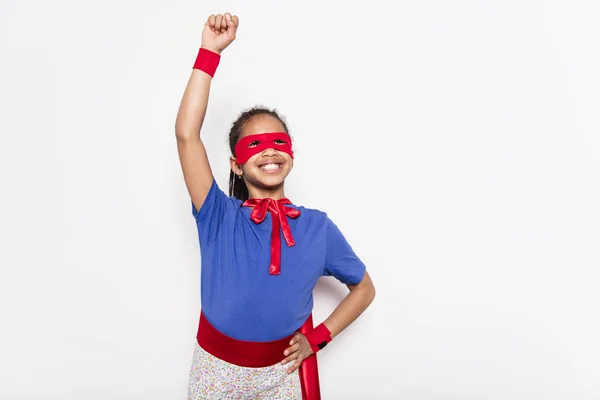 Retrato de menina em traje de super-herói contra fundo cinza — Fotografia de Stock