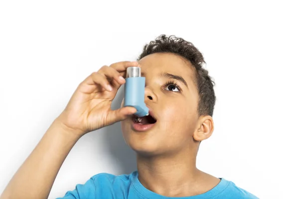 Um menino negro usando um inalador de asma — Fotografia de Stock