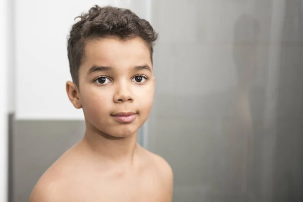 En fin pojke på duschen ha kul — Stockfoto