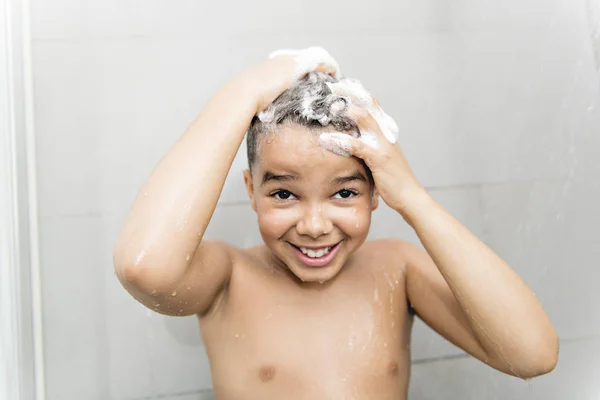 Um bom menino no chuveiro se divertindo — Fotografia de Stock