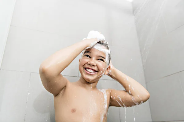 Un gentil garçon sous la douche s'amuser — Photo