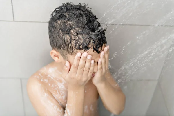 Un gentil garçon sous la douche s'amuser — Photo