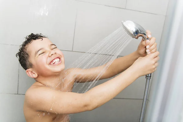 Ein schöner Junge auf der Dusche Spaß haben — Stockfoto