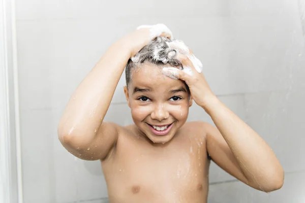 También Residente Auto Niño en la ducha fotos de stock, imágenes de Niño en la ducha sin royalties  | Depositphotos