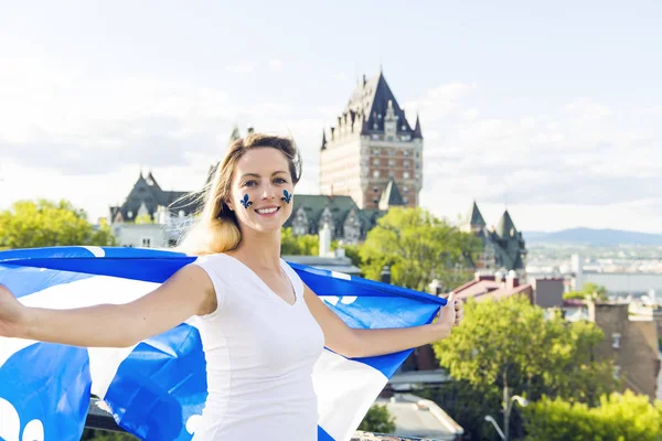 Vrouw viert de nationale feestdag voor Chateau Frontenac in quebec city — Stockfoto