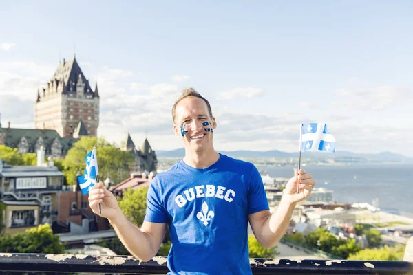 Homme célèbre la fête nationale devant le Château Frontenac à Québec — Photo