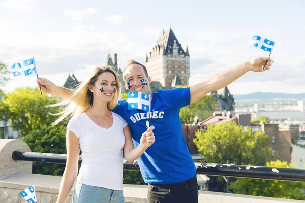 Casal celebra o feriado nacional em frente ao Chateau Frontenac na cidade de quebec — Fotografia de Stock