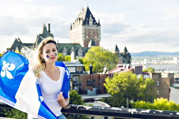 Mulher celebra o feriado nacional em frente ao Chateau Frontenac na cidade de quebec — Fotografia de Stock