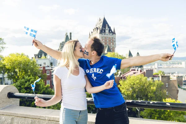 Paar feiert Nationalfeiertag vor Chateau Frontenac in Quebec-Stadt — Stockfoto