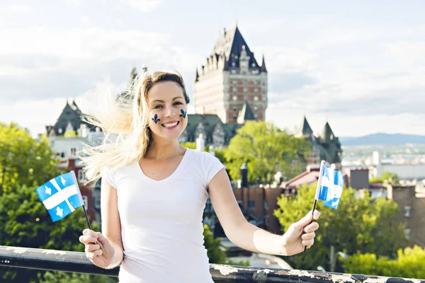 女性は ケベックのシャトー フロンテナックの前に国民の祝日を祝う — ストック写真