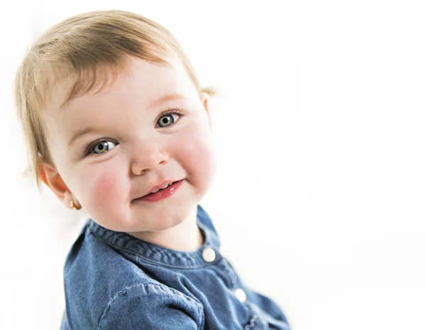 写真スタジオで若い女の子の肖像画 — ストック写真