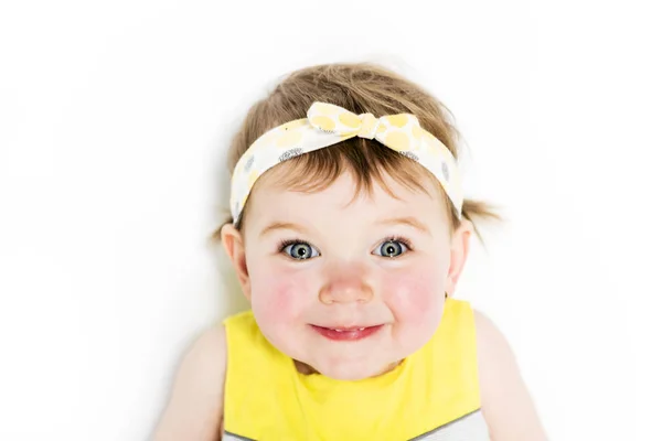 Portret van een jong meisje in het geel op de fotostudio — Stockfoto