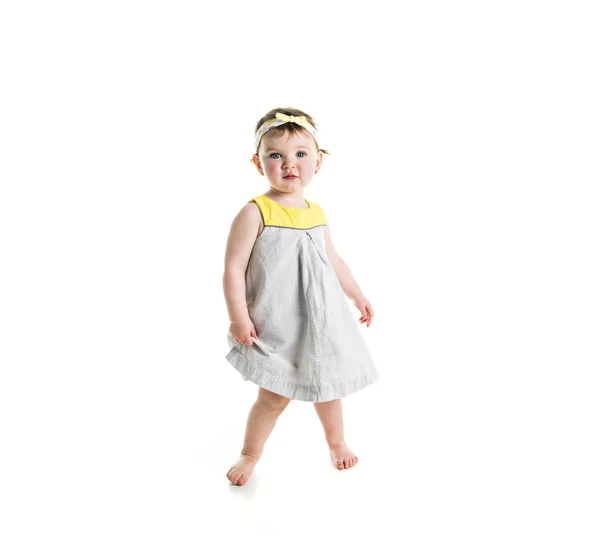 Fotoğraf stüdyosu üzerinde sarı kıyafetleri ile genç bir kız portresi — Stok fotoğraf