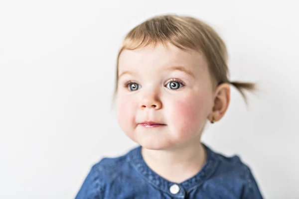 Portret van een jong meisje op fotostudio — Stockfoto