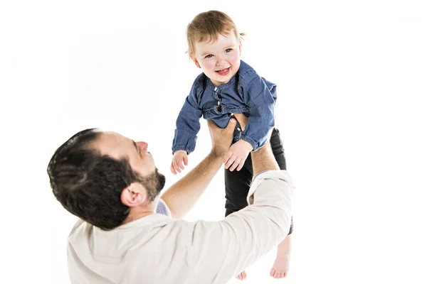 Vader en dochter in de studio op een witte achtergrond — Stockfoto