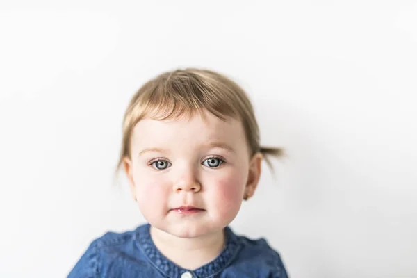 Portret van een jong meisje op fotostudio — Stockfoto