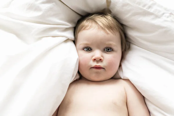 Um ano menina bebê na cama — Fotografia de Stock