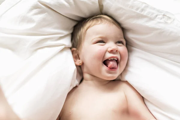 1 년 여자 아기 침대에 — 스톡 사진
