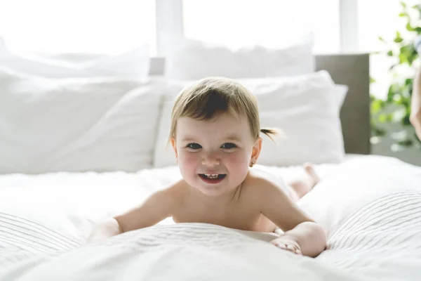 Um ano menina bebê na cama — Fotografia de Stock