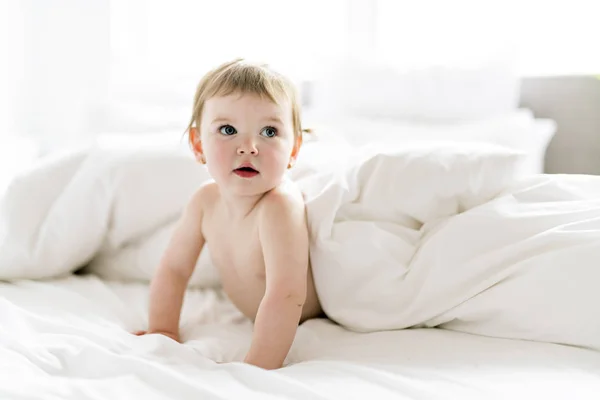 Um ano menina bebê na cama — Fotografia de Stock