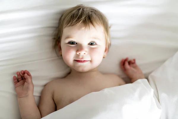 Um ano menina bebê na cama — Fotografia de Stock