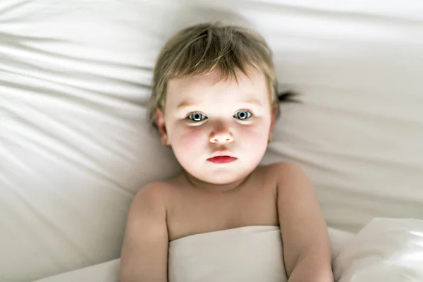 Bebé niña de un año en la cama — Foto de Stock