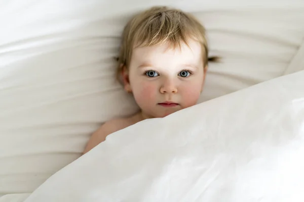 Um ano menina bebê na cama — Fotografia de Stock