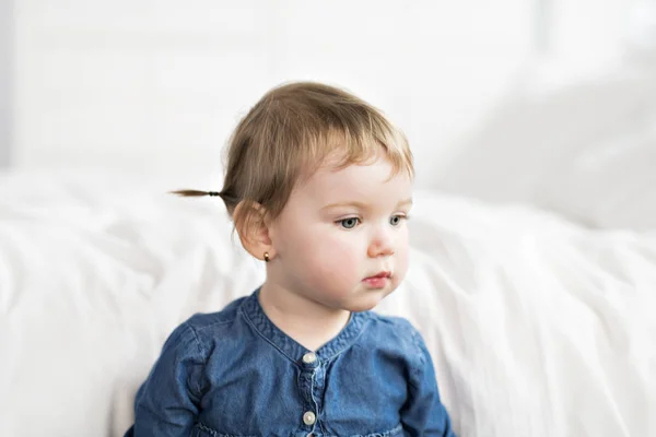 Um ano menina bebê no lado da cama — Fotografia de Stock