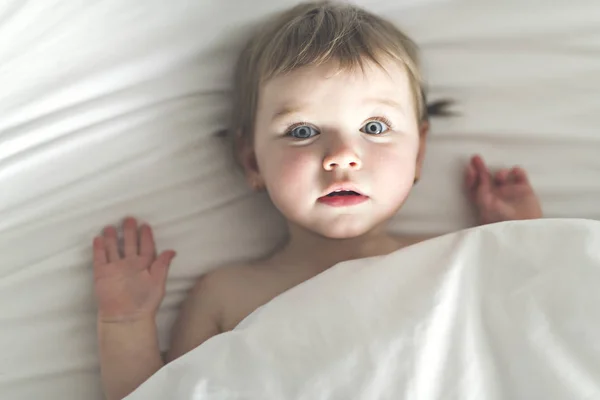 Um ano menina bebê na cama — Fotografia de Stock