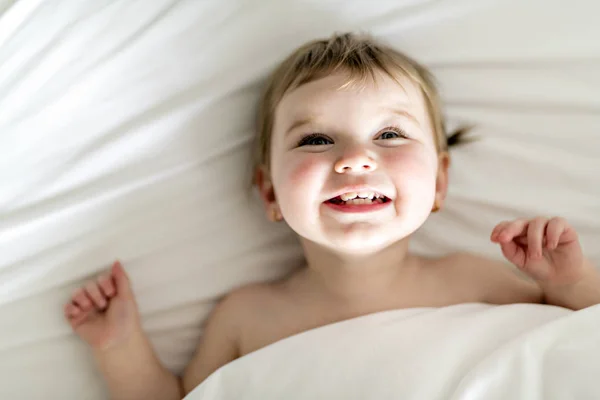Één jaar meisje baby op het bed — Stockfoto