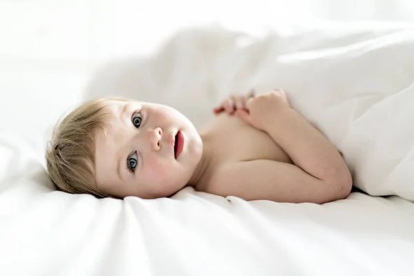 Um ano menina bebê na cama — Fotografia de Stock