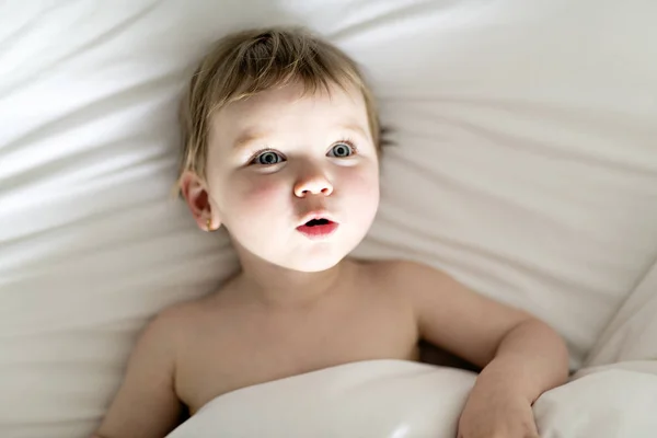 Un ans fille bébé sur le lit — Photo